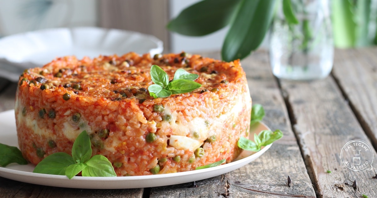 Timbal de arroz ao molho de tomate no micro-ondas