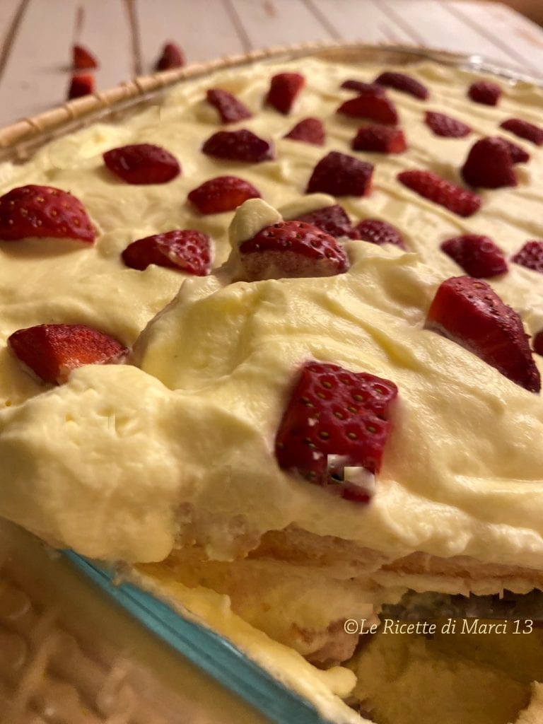 Tiramisù pasteurizado com morangos