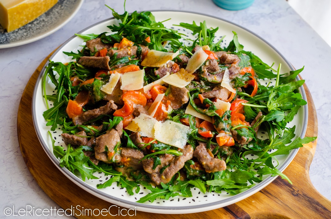 Tirinhas de carne com rúcula e tomatinhos, um segundo prato simples e saboroso