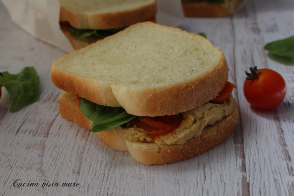 Toast de hummus e vegetais Cozinha vista mar