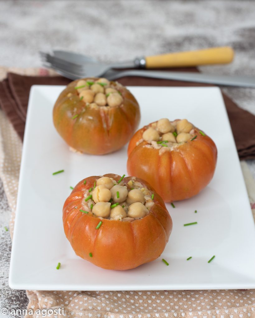 Tomates recheados com atum e grão-de-bico