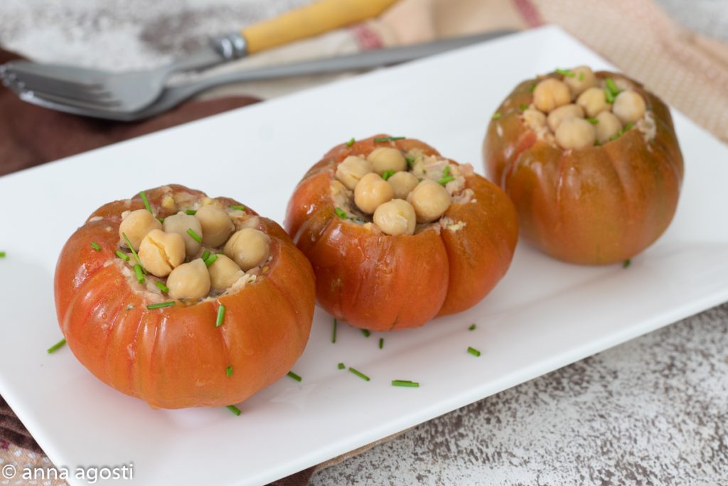 Tomates recheados com atum e grão-de-bico