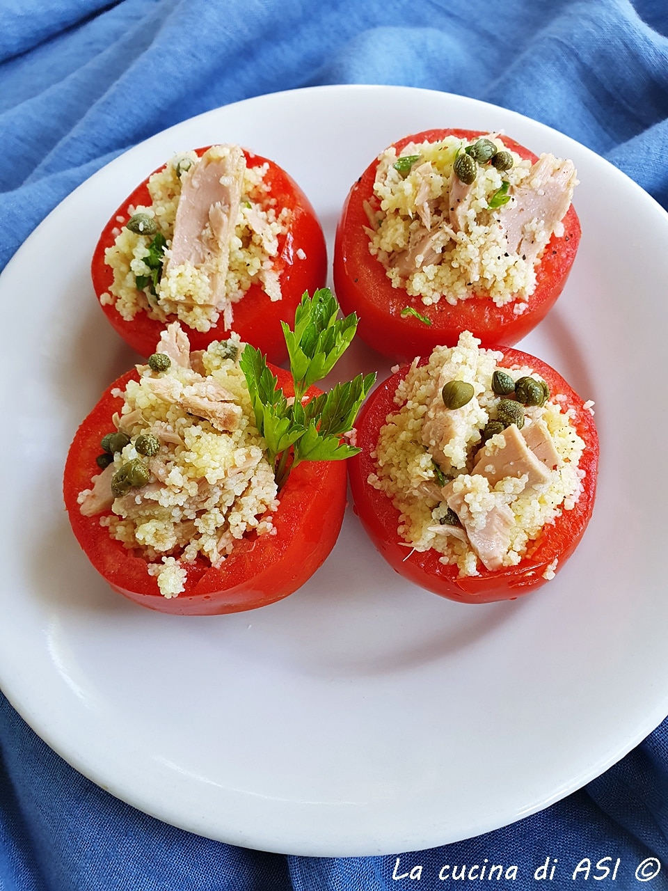 Tomates recheados frios com cuscuz e atum