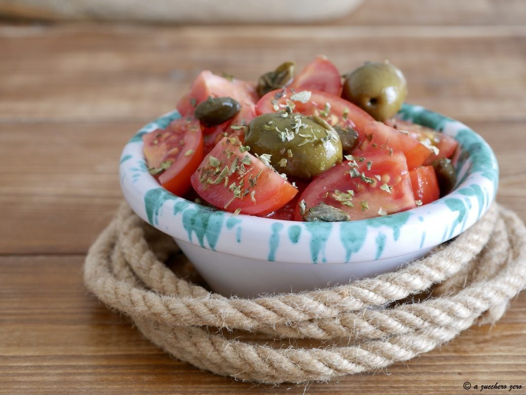 Tomatinhos azeitonas e alcaparras tempero ou acompanhamento
