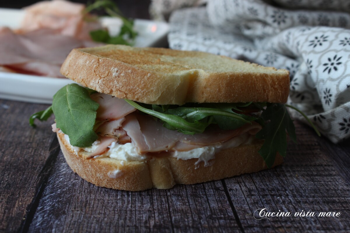 Torrada com cream cheese de parmesão e peru