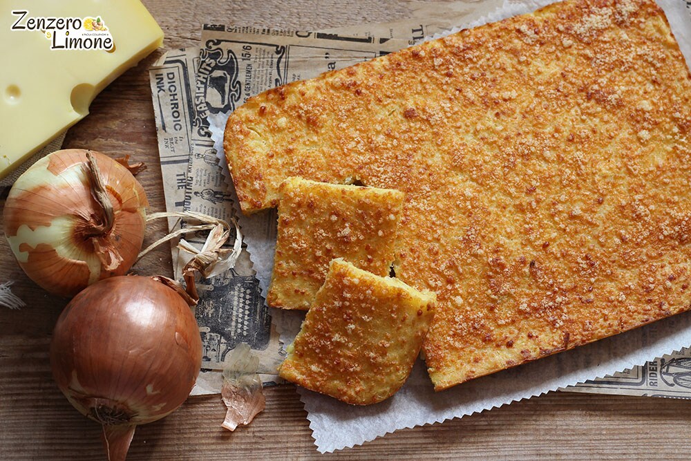Torta com cebolas e queijo