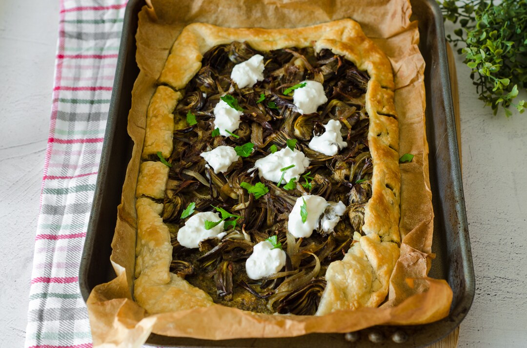 Torta salgada com alcachofras e pesto