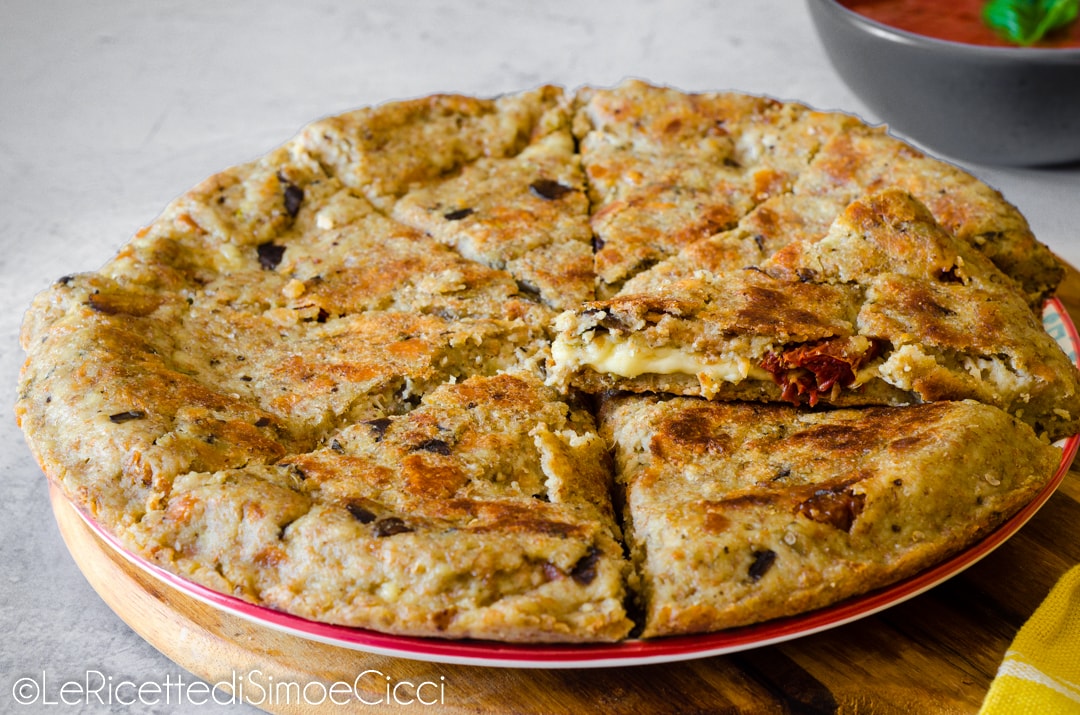 Torta de pão na frigideira com berinjelas