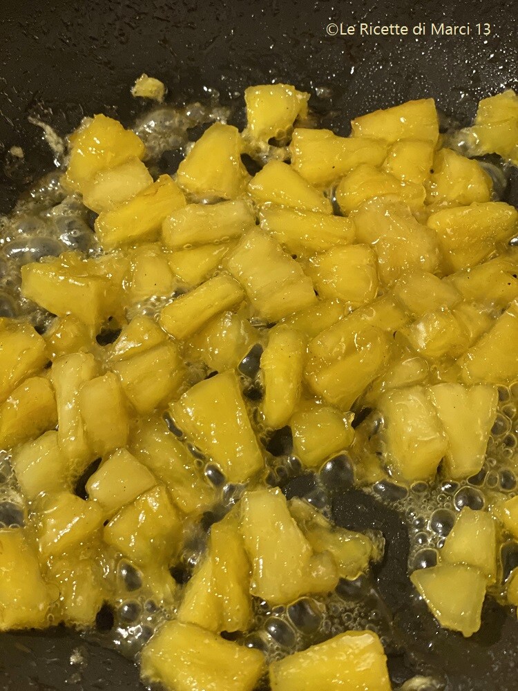 Bolo mimosa com abacaxi caramelizado.