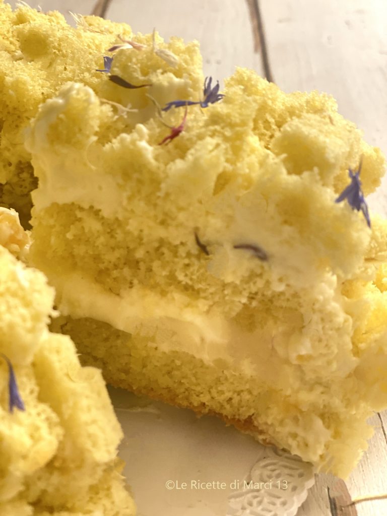 Bolo mimosa com abacaxi caramelizado.