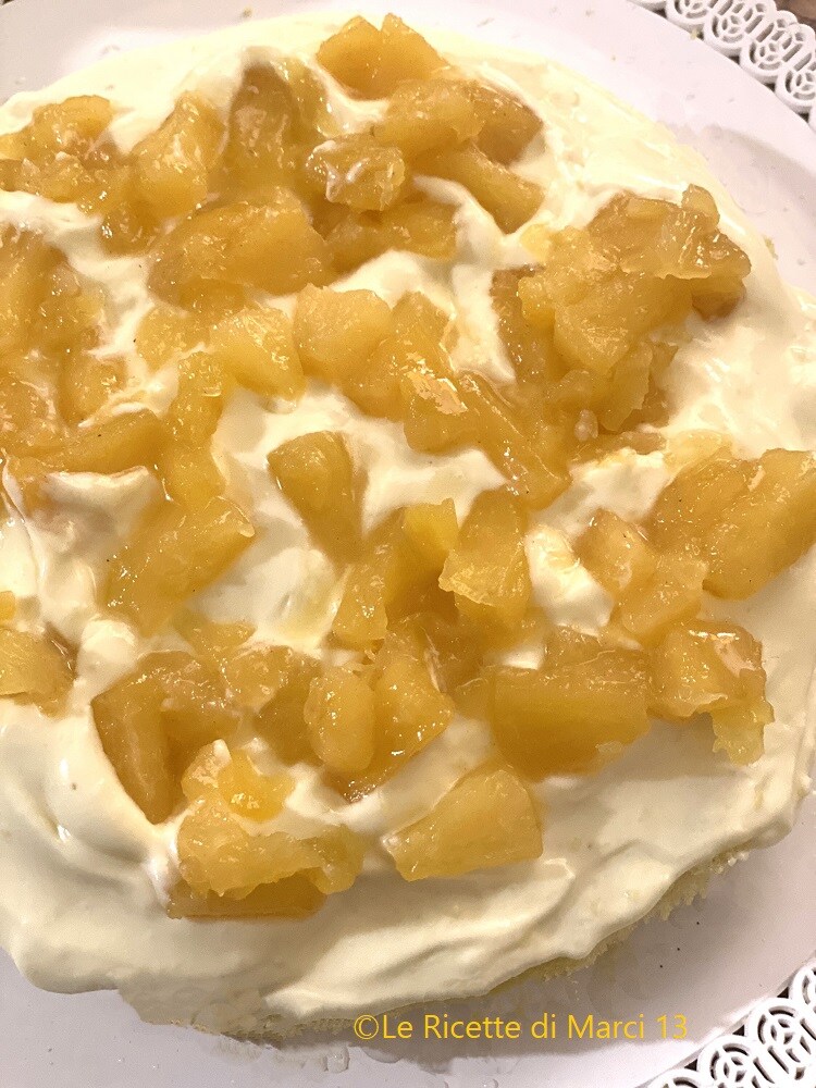 Bolo mimosa com abacaxi caramelizado.