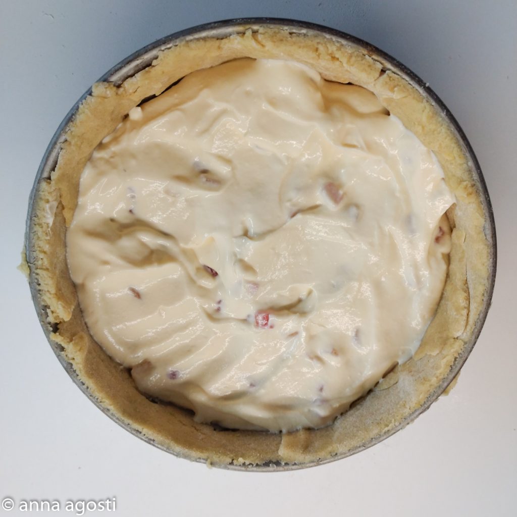 torta de ricota alta com frutas cristalizadas