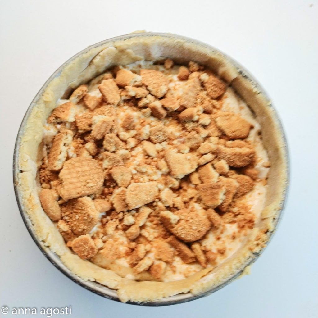 Torta de ricota alta com frutas cristalizadas
