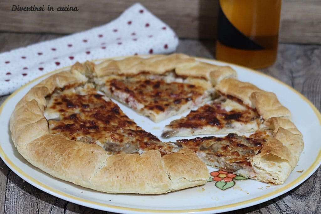 Torta de massa folhada com cogumelos e bacon