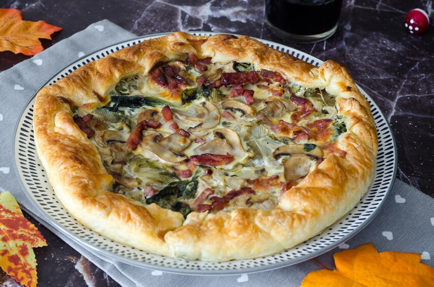 Torta salgada com cogumelos e chicória