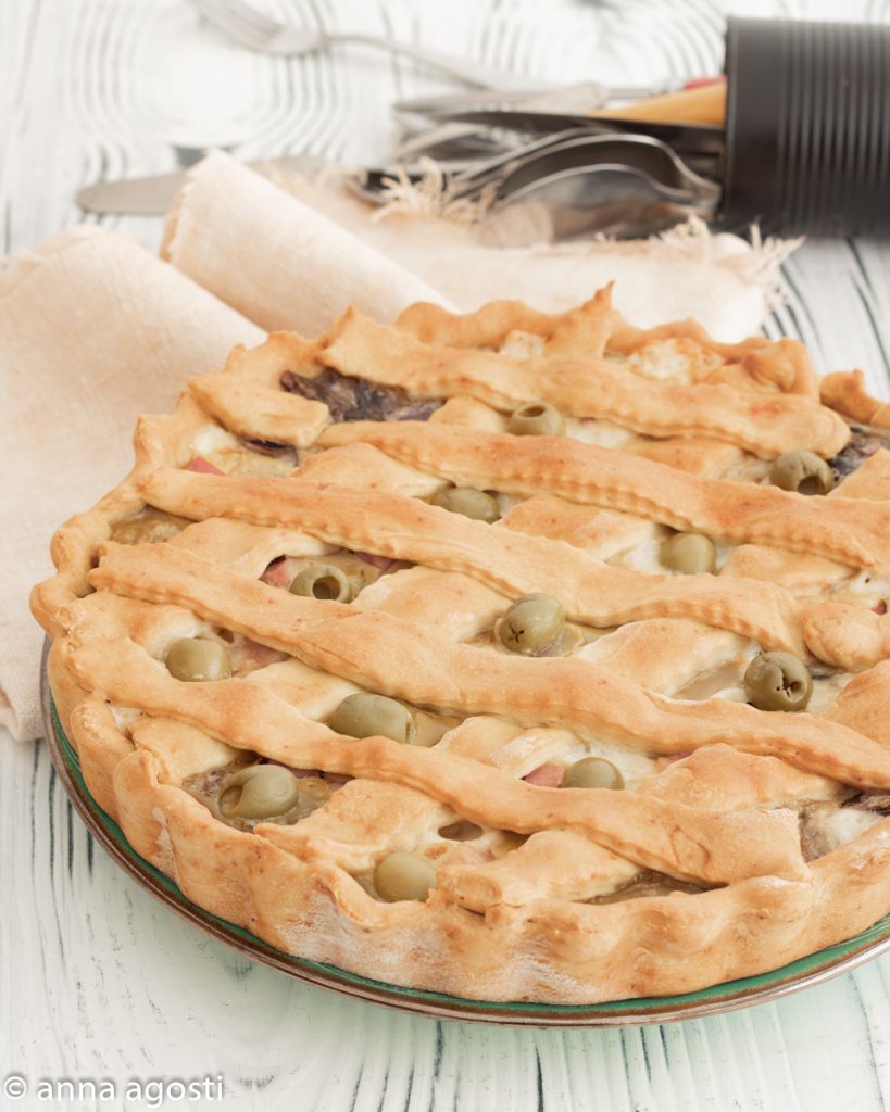 Torta salgada com cebolas roxas e presunto