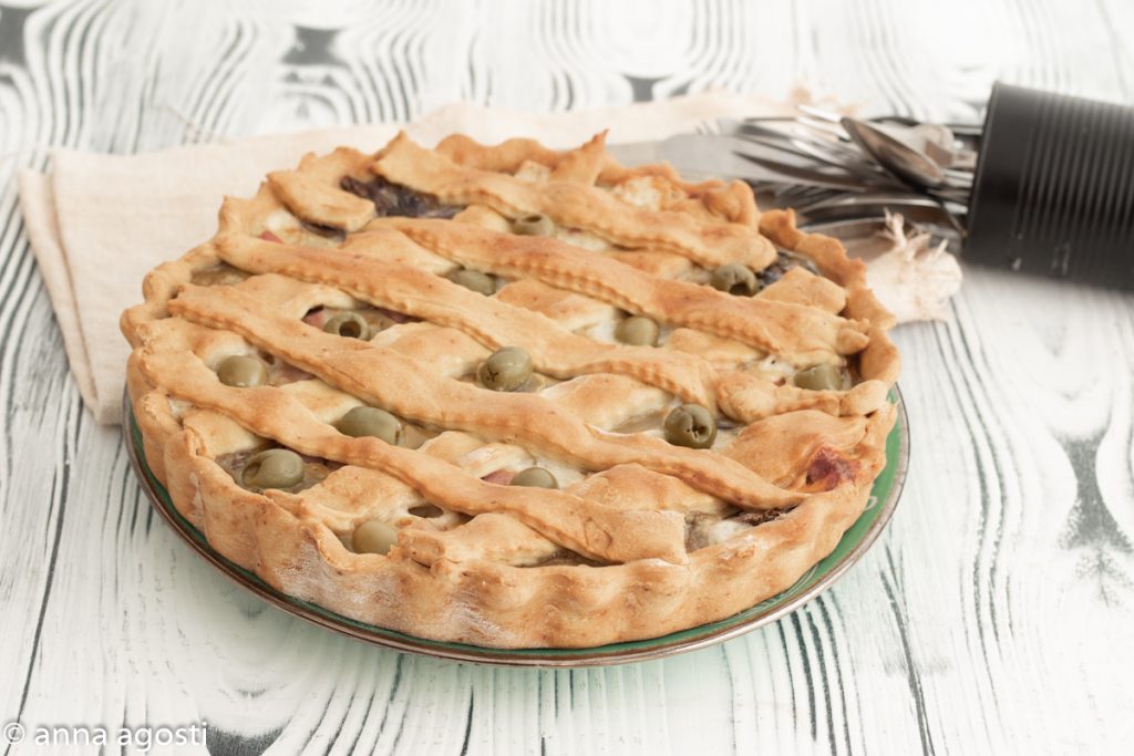 Torta salgada com cebolas roxas e presunto