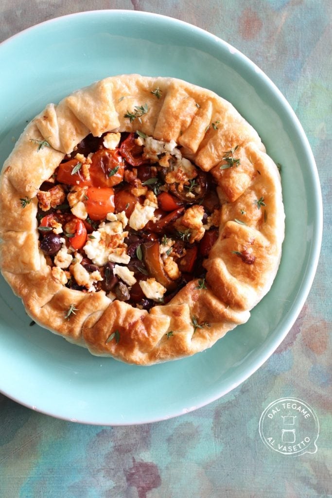 Torta salgada com pimentões na fritadeira a ar