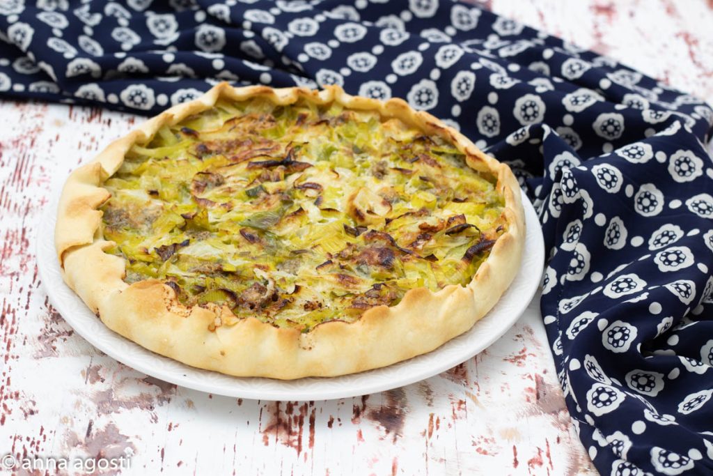 Torta salgada de alho-poró e gorgonzola deliciosa e simples