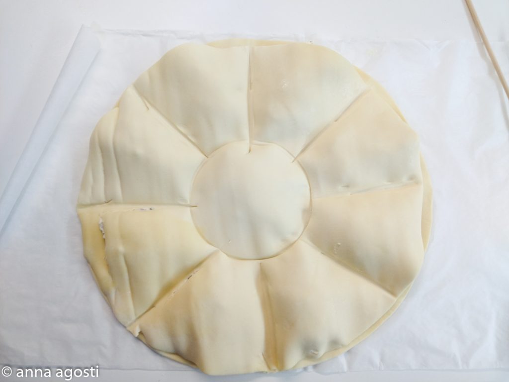 Torta salgada de massa folhada recheada