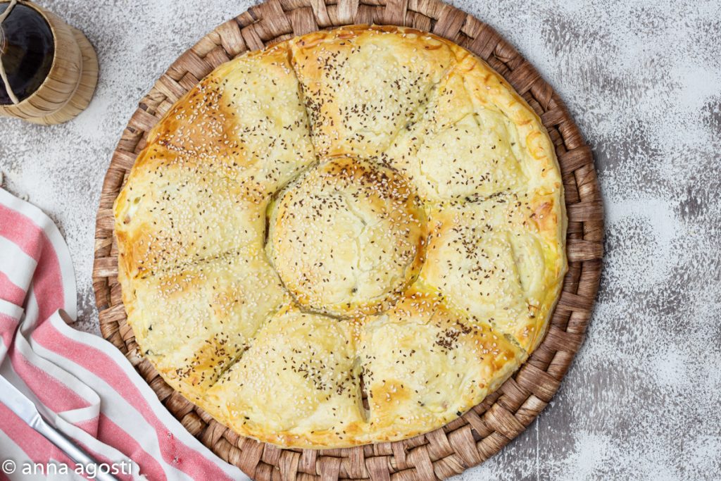 Torta salgada de massa folhada recheada