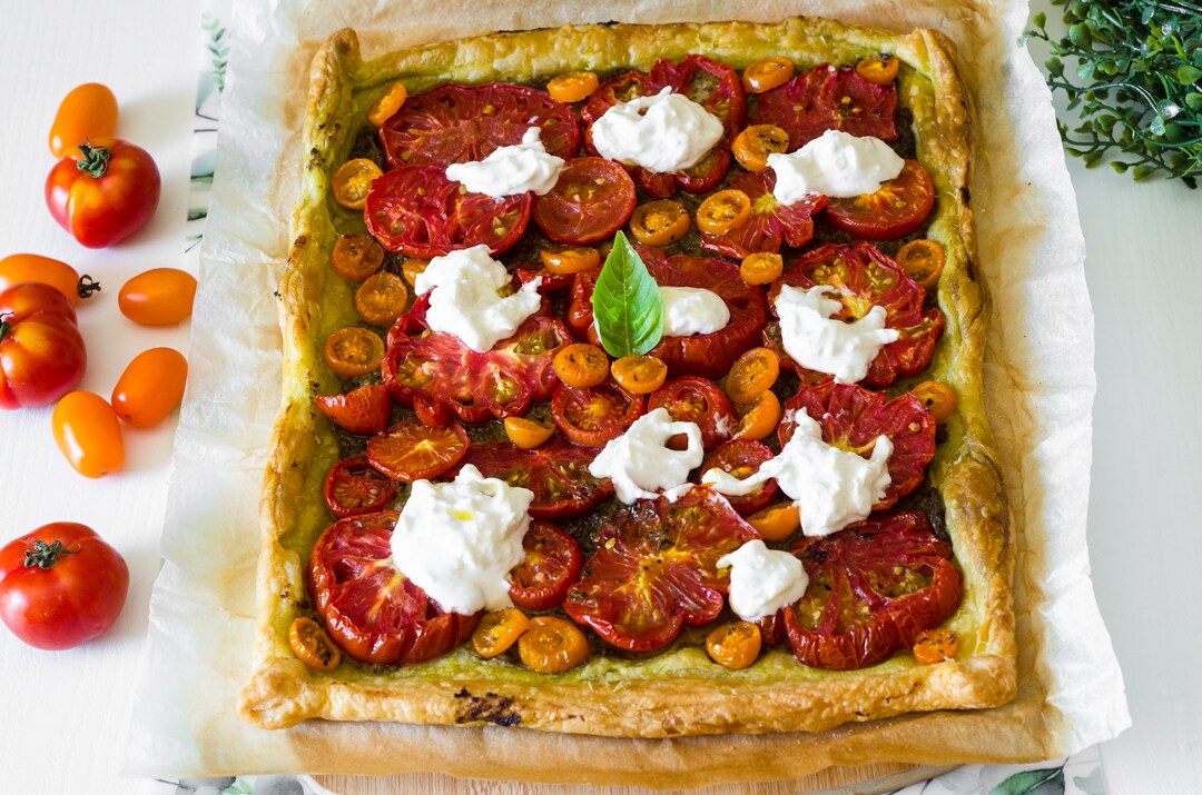 Torta salgada de tomates, pesto e stracciatella