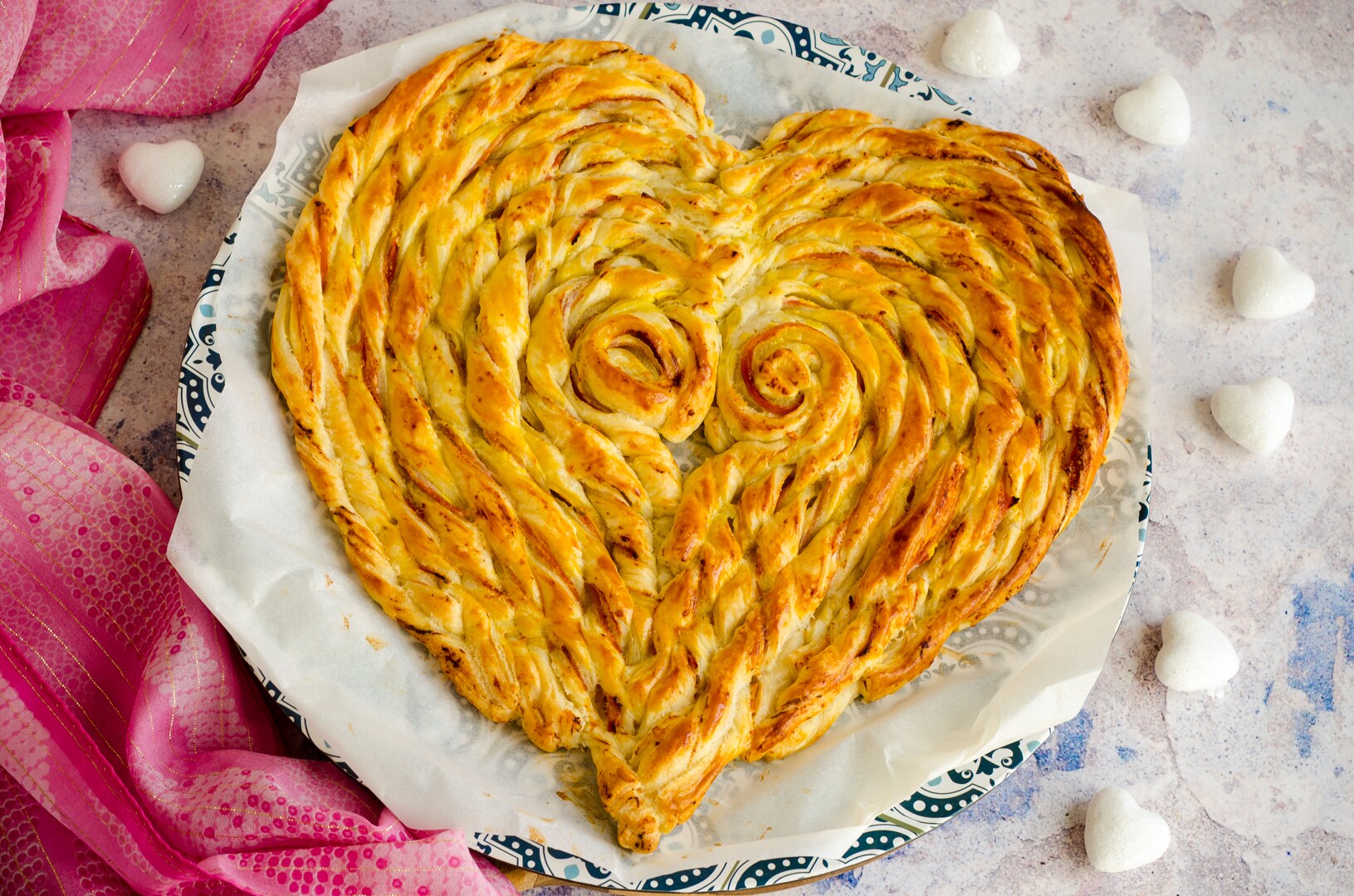 Torta salgada em forma de coração com massa folhada, fácil e deliciosa!