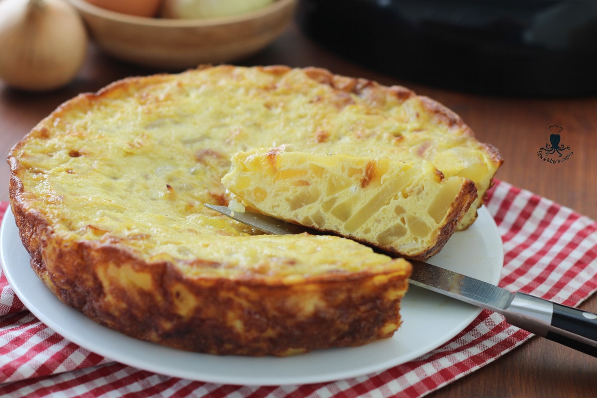Tortilla de batatas e cebolas no multicooker, receita espanhola