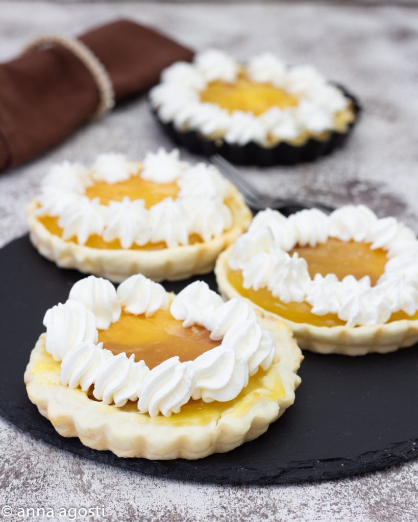 Tortinhas de massa com creme de laranja