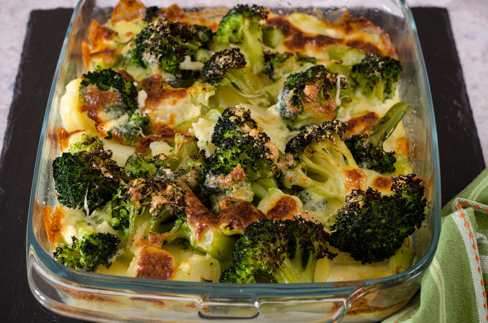 Travessa de batatas e brócolis assados, fácil, cremosa e saborosa!