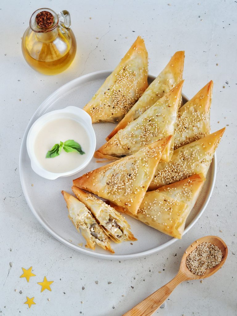 Triângulos de massa filo com berinjela e feta