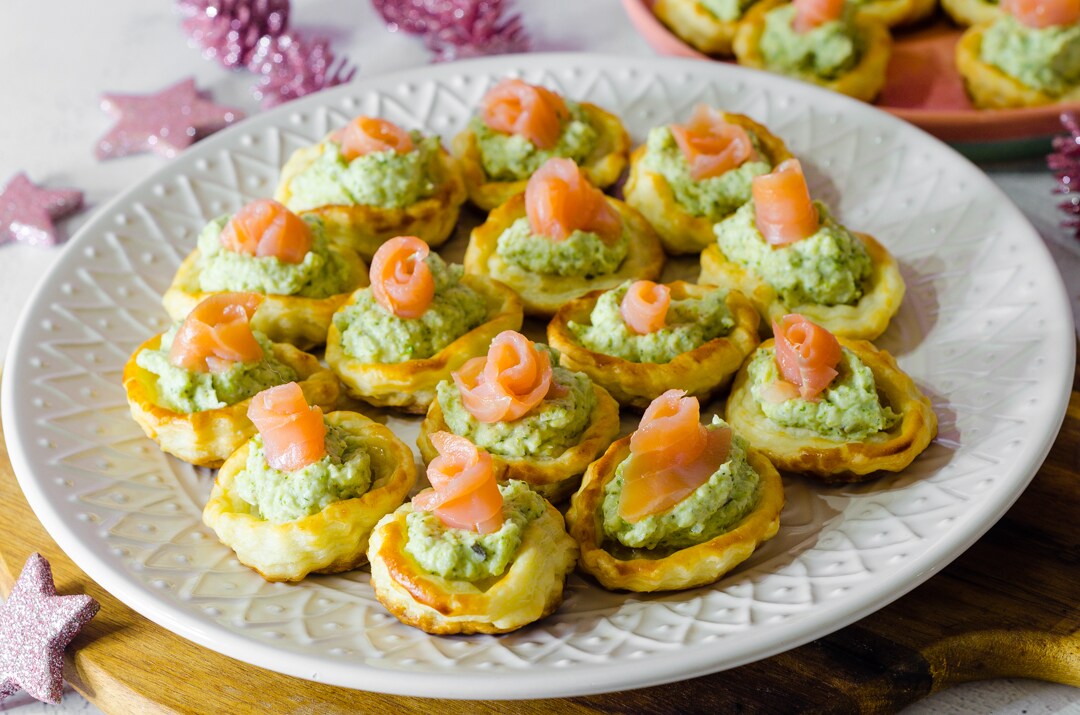 Vol-au-vent de salmão defumado e mousse de brócolis