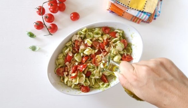 MACARRÃO COM PESTO DE ABOBRINHA E AMÊNDOAS
