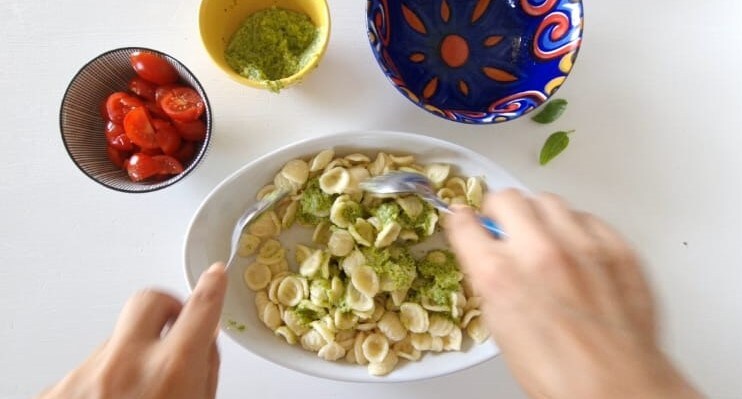 MACARRÃO COM PESTO DE ABOBRINHA E AMÊNDOAS