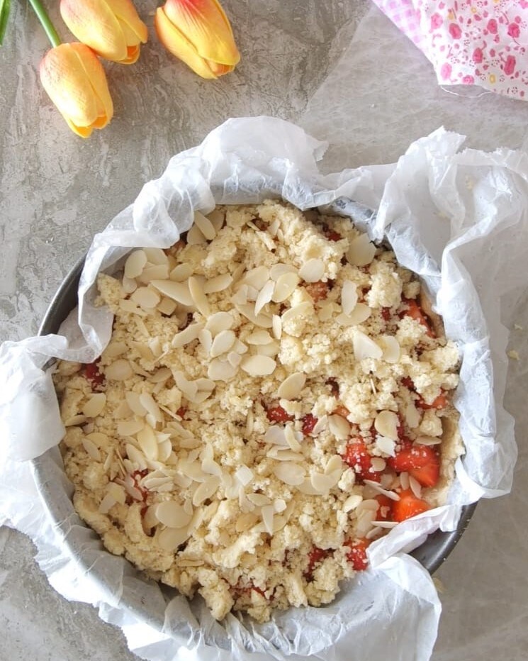 Cuca com morangos e amêndoas deliciosa