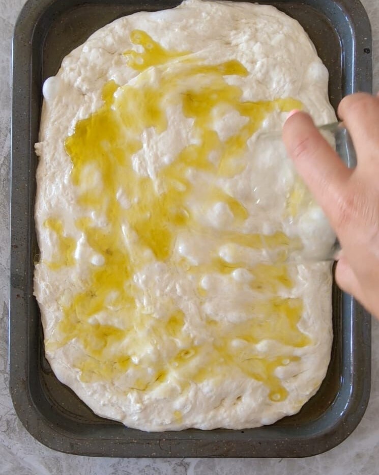 Focaccia sem amassar com tomatinhos