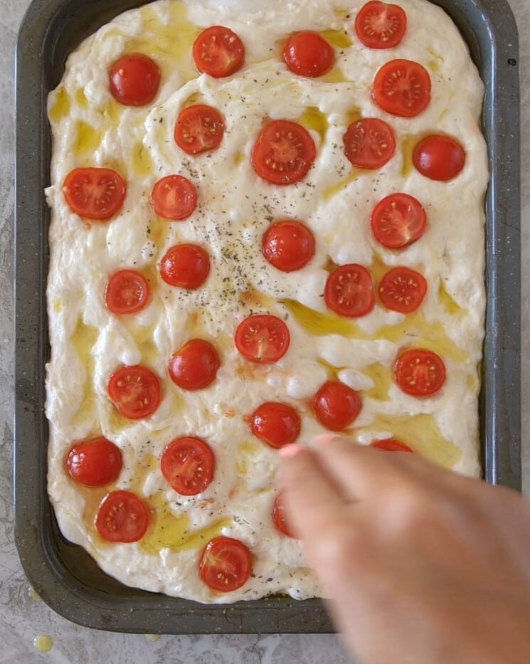 Focaccia sem amassar com tomatinhos
