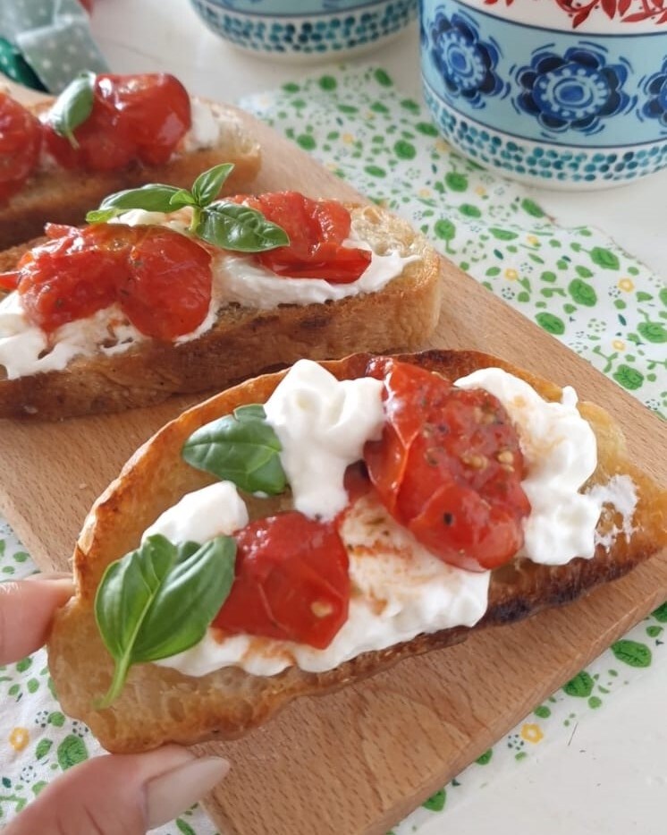 Crostini com tomate e stracciatella