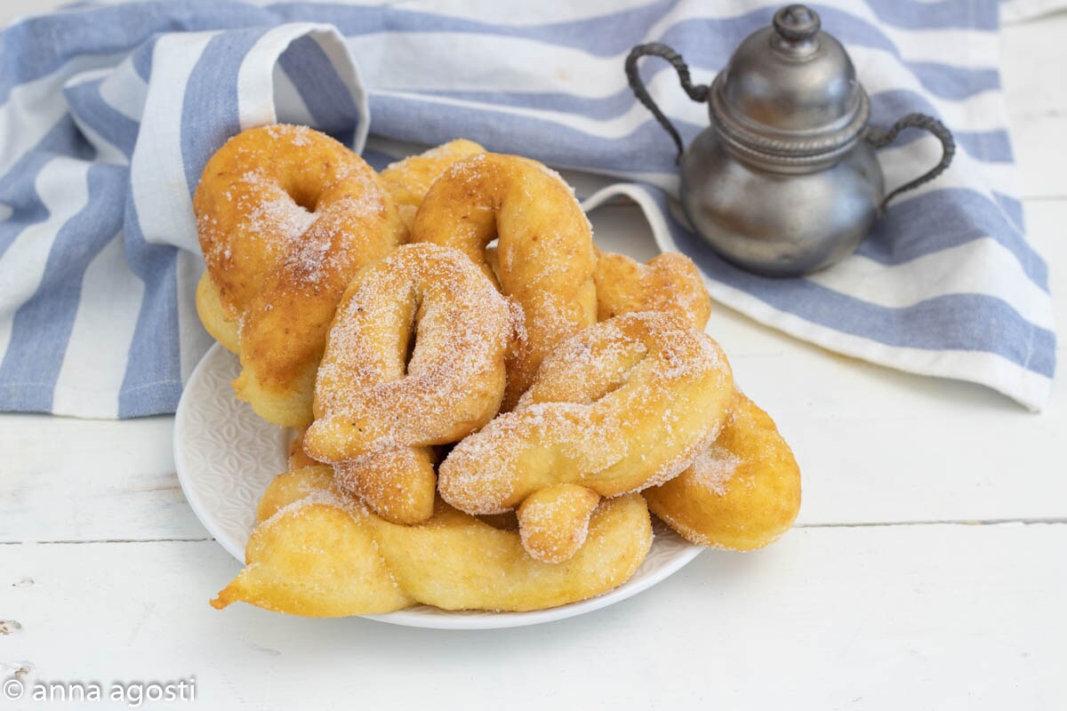 ZEPPOLE NAPOLITANAS COM BATATA