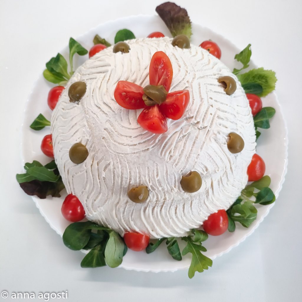 Zuccotto salgado com salada russa