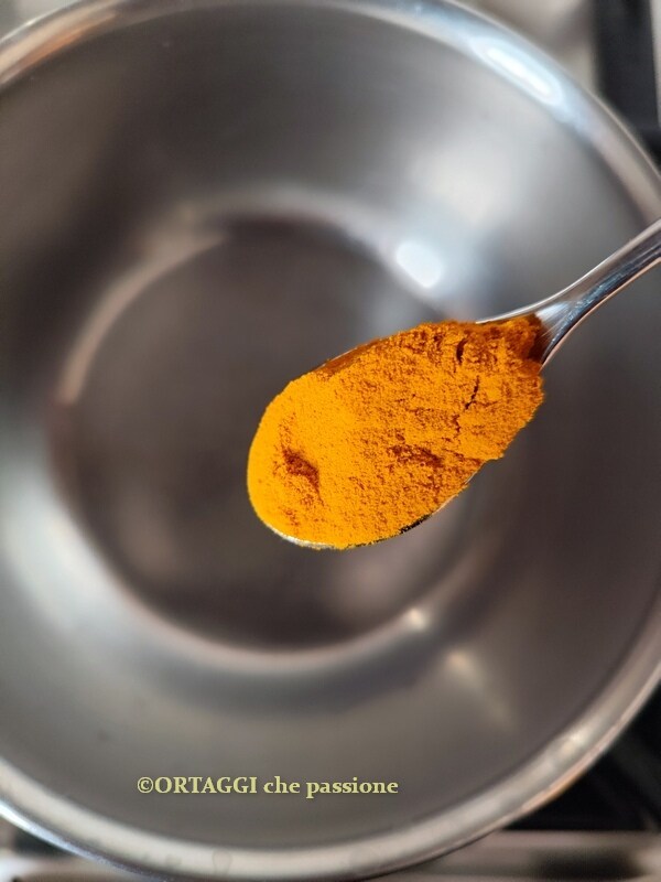 colher de chá com cúrcuma