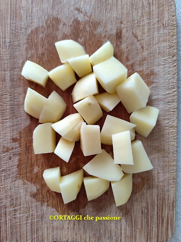 cortar as batatas em pedaços regulares