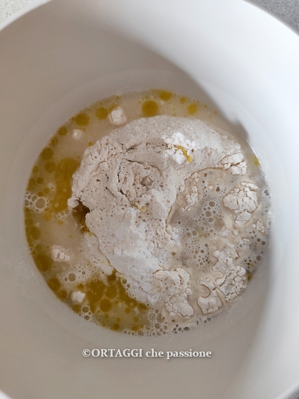 despejar todos os ingredientes da focaccia em uma tigela
