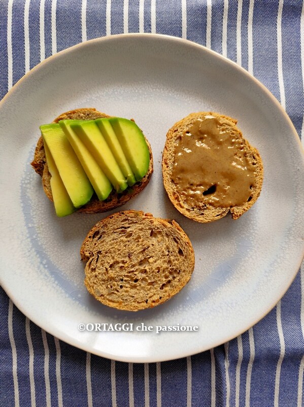 avocado toast com fatias de abacate