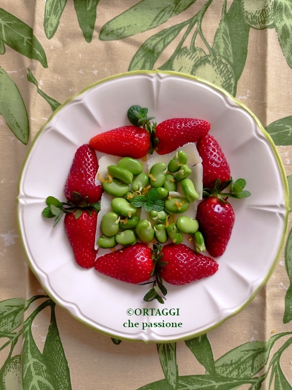 salada de favas cruas e morangos