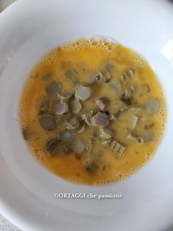 adicionar as alcachofras aos ovos