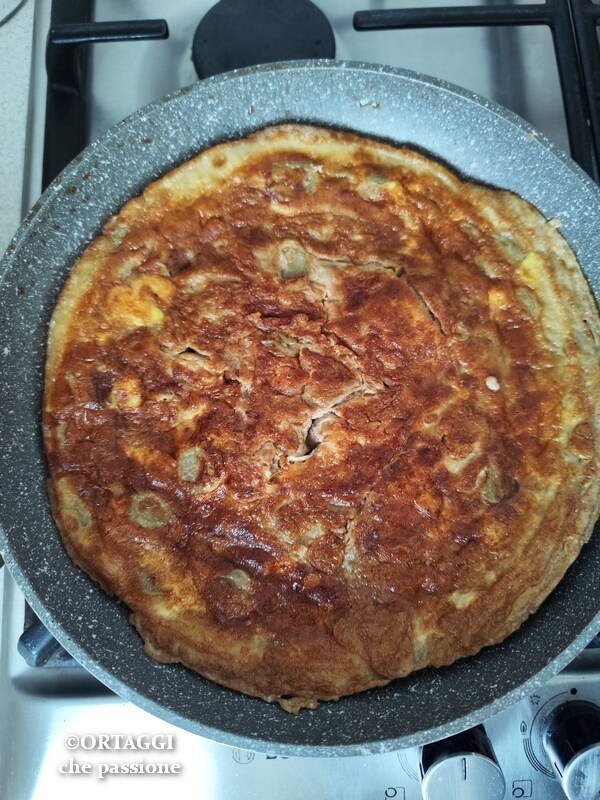 terminar o cozimento da omelete de talos de alcachofra
