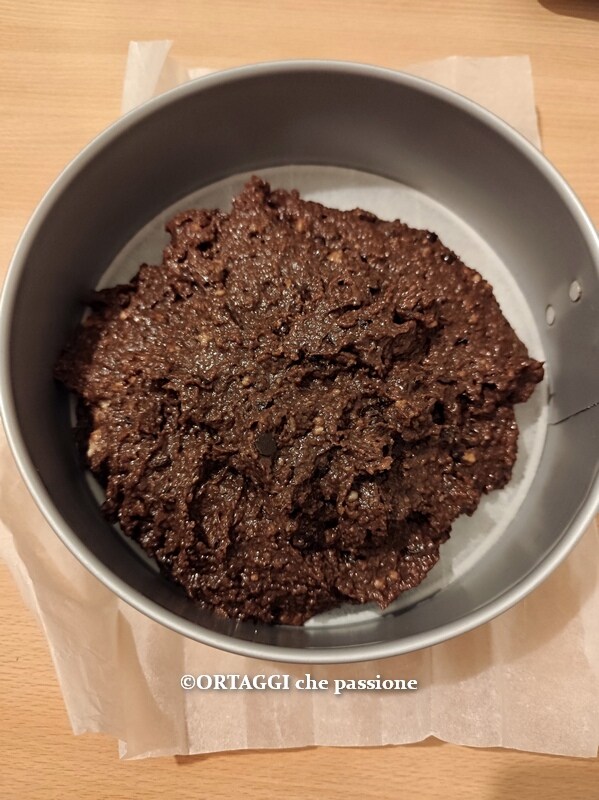 despejar a mistura do bolo de pão velho em uma forma