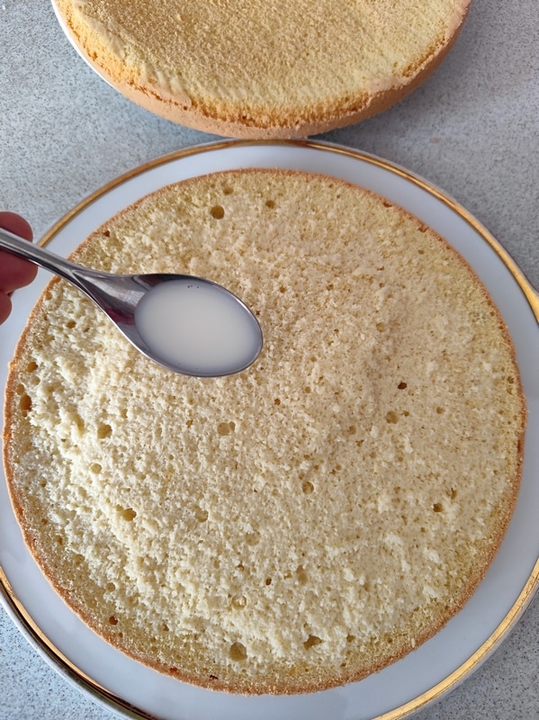 molhar bolo rosa de morango