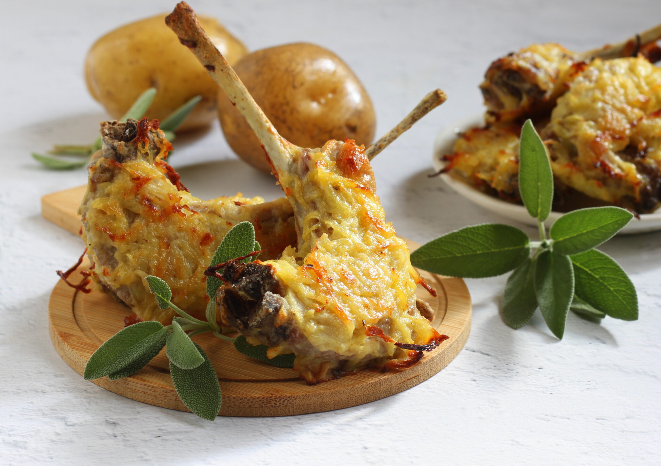 Costeletas de cordeiro com crosta de batata